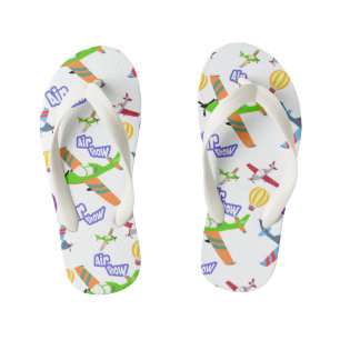 Flugzeug zeigt die Flip Flops des weißen Kids