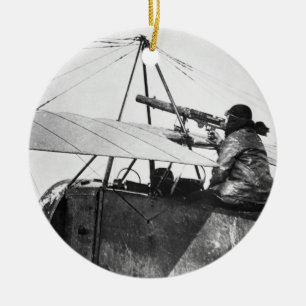 Flugzeugartillerist während des Kampfes des Keramik Ornament