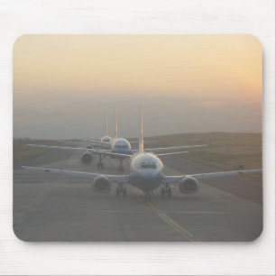 Flugzeuge auf Rollbahn Mousepad