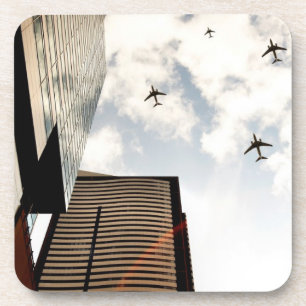 Flugzeuge, die über Gebäude fliegen Getränkeuntersetzer