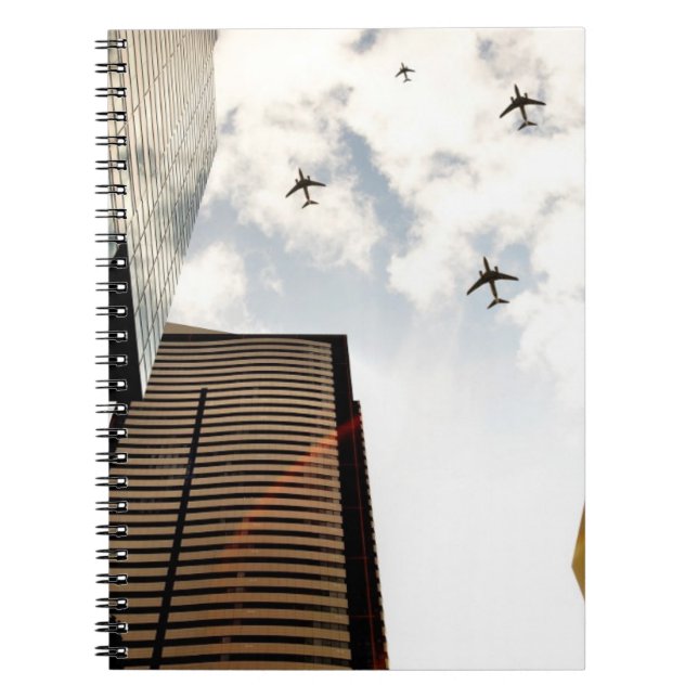 Flugzeuge, die über Gebäude fliegen Notizblock (Vorderseite)