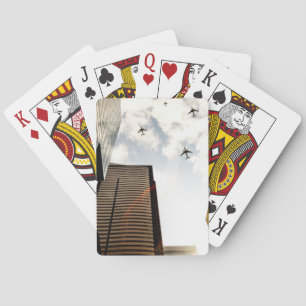 Flugzeuge, die über Gebäude fliegen Spielkarten