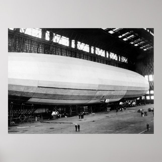 Flugzeuggarage in den 20er Jahren Poster (Vorne)