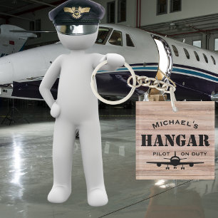 Flugzeughangar und Pilot Personalisiertes Geschenk Schlüsselanhänger