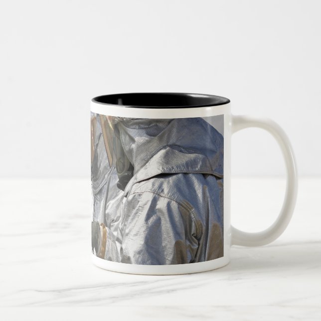 Flugzeugrutsche für Feuerwehrfahrzeuge Zweifarbige Tasse (Rechts)