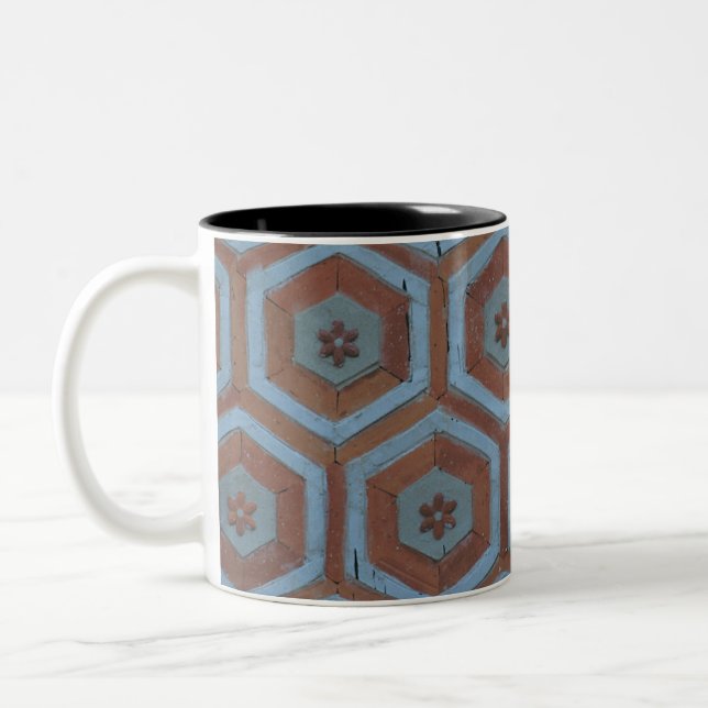Fluid Symmetry: Erforschung abstrakter Designs im  Zweifarbige Tasse (Links)