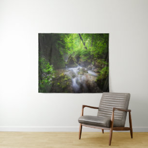 Fluss, der durch den bezauberten grünen Wald fließ Wandteppich