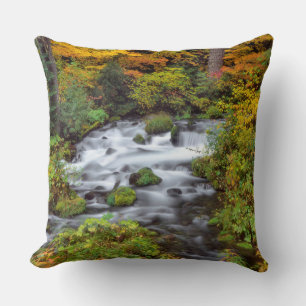 Fluss durch Wald, Fall, Oregon Kissen