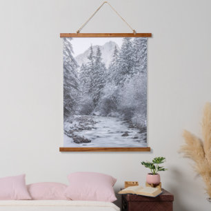 Fluss fließt durch den schneebedeckten Winterwald Wandteppich Mit Holzrahmen