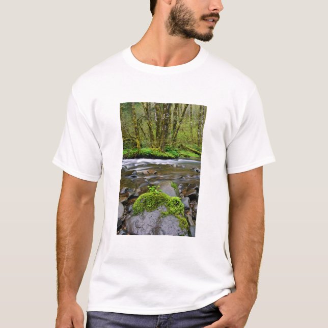 Fluss in grünem Wald, Oregon T-Shirt (Vorderseite)