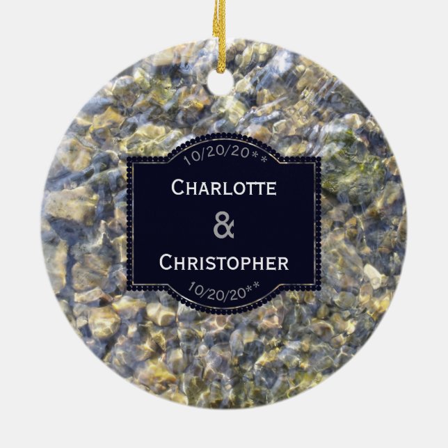 Fluss-Kiesel und Wasser-personalisierte Hochzeit Keramikornament (Hinten)