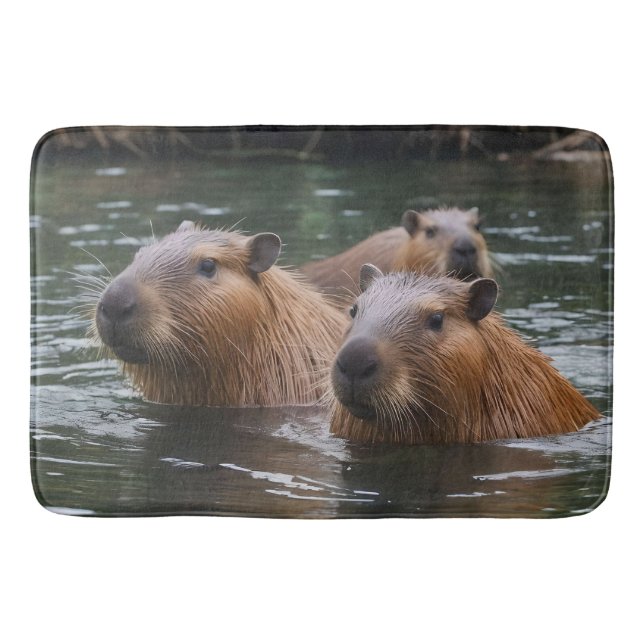"Fluss Serenity: Capybaras schwimmen im Fluss" Badematte (Vorderseite)