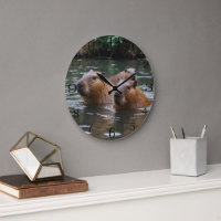 "Fluss Serenity: Capybaras schwimmen im Fluss"