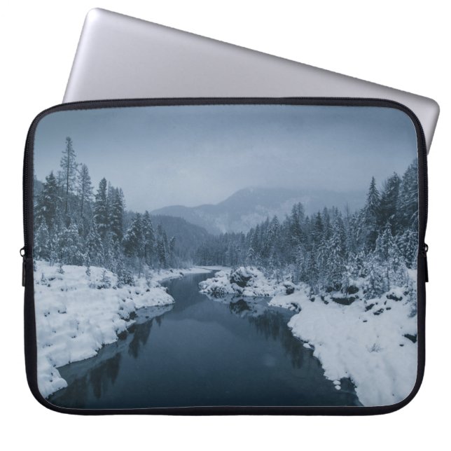 FLUSS UMGEBEN VON SCHNEE GEDECKTES FELD MIT PINE T LAPTOPSCHUTZHÜLLE (Vorderseite)