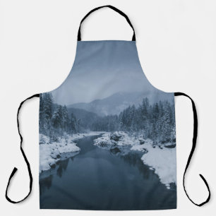 FLUSS UMGEBEN VON SCHNEE GEDECKTES FELD MIT PINE T SCHÜRZE