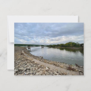 Fluss und Brücke auf einem wolkigen Tag Sprichwort Postkarte