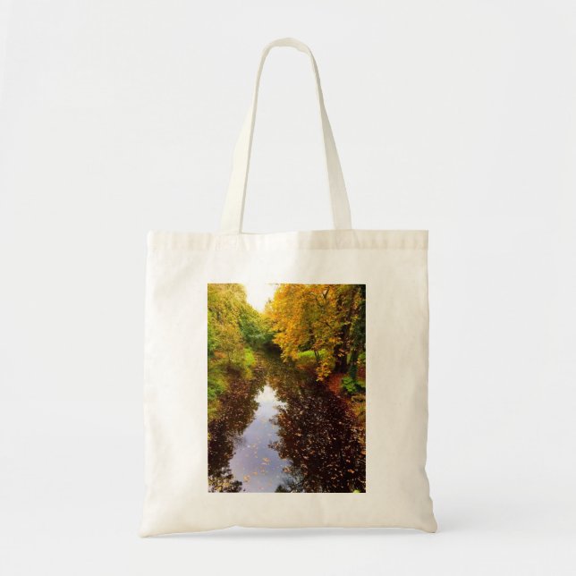 Fluss unter den Bäumen Tragetasche (Vorne)
