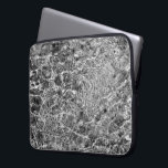 Fluss Water Ripples Laptopschutzhülle<br><div class="desc">Das Wasser des Flusses überstürzt unbeschreibliche Felsen und erzeugt chaotische Gewölbe und Muster reflektierten Lichts in diesem Schwarz-Weiß-Foto. Die länglichen und kurvenreichen weißen Linien fließen um dunkle, verdeckte Felsen unter der Oberfläche, um ein abstraktes Foto zu schaffen, das an Marmor erinnert. Das stilvolle Foto wurde an einem Fluss in der...</div>