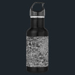 Fluss Water Ripples Trinkflasche<br><div class="desc">Das Wasser des Flusses überstürzt unbeschreibliche Felsen und erzeugt chaotische Gewölbe und Muster reflektierten Lichts in diesem Schwarz-Weiß-Foto. Die länglichen und kurvenreichen weißen Linien fließen um dunkle, verdeckte Felsen unter der Oberfläche, um ein abstraktes Foto zu schaffen, das an Marmor erinnert. Das stilvolle Foto wurde an einem Fluss in der...</div>