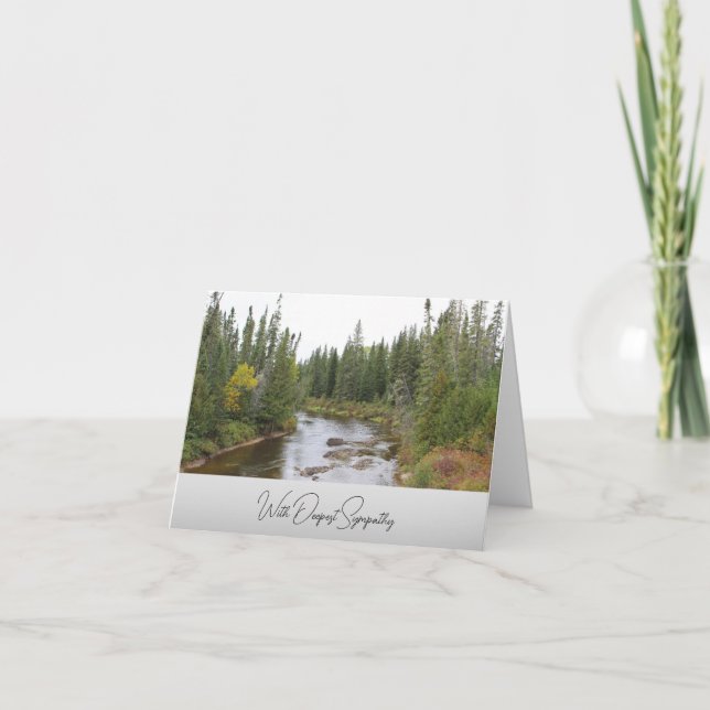 Fluss zwischen den Evergreens - Sympathy Card Karte (Vorderseite)