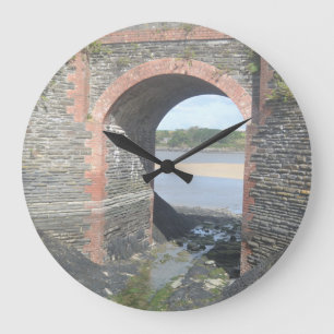 Flussbrücke Große Wanduhr