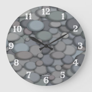 Flusskiesel mit weißen Zahlen Große Wanduhr