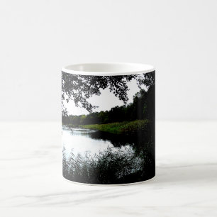 Flussufer mit Bäumen und Foto mit Schilf Kaffeetasse