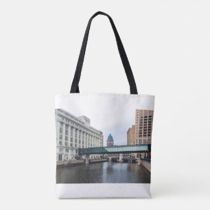 Flussufer und Architektur im Zentrum von Milwaukee