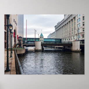 Flussufer und Architektur im Zentrum von Milwaukee Poster