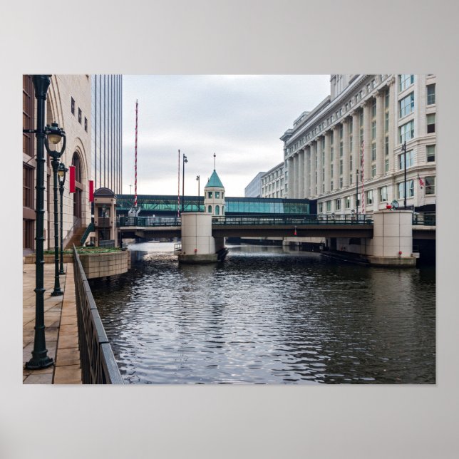 Flussufer und Architektur im Zentrum von Milwaukee Poster (Vorne)