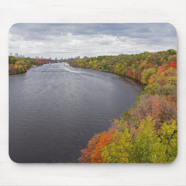Flussufer und bewaldete Banken in Minneapolis Mousepad (Vorne)