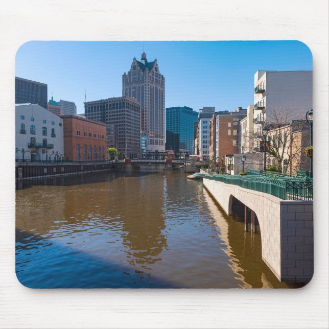 Flussufer von Kilbourn Straße in Milwaukee Mousepad (Vorne)