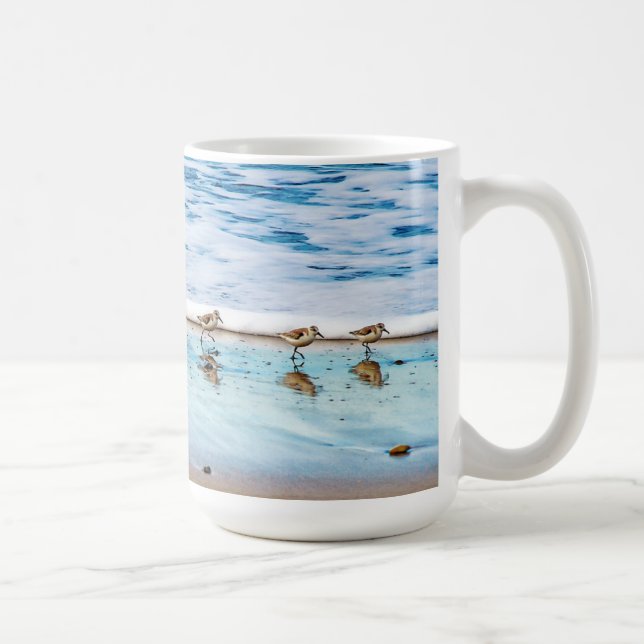 Flussuferläufer, die entlang den Strand laufen Kaffeetasse (Rechts)