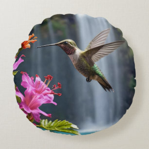 "Flüstern der Natur: Hummingbird, Wasserfall Rundes Kissen