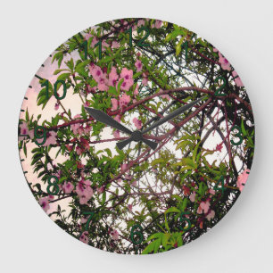 "Flüstern des Frühlings: Aquarellfarbener Blütenba Große Wanduhr