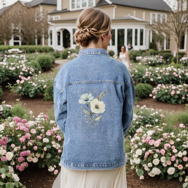 Flüsternde Blütenblätter: Sanfte blaue und cremefa Jeansjacke (Hochzeit Rückseite)