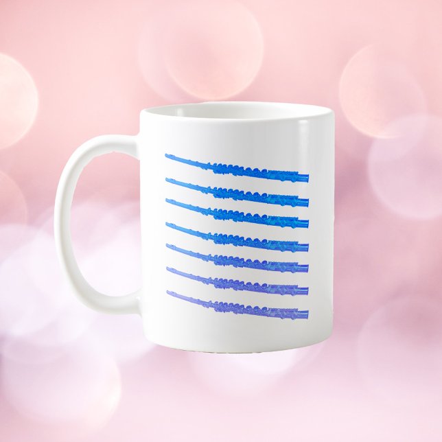 Flutes Blue Ombre Muster Kaffeetasse (A mug with flutes done in a blue ombre color)