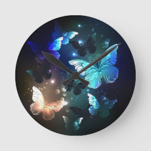 Fluttering Night Butterfly Runde Wanduhr