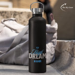 Fly High Dream Höhere Luftfahrt Inspiration Typo Trinkflasche<br><div class="desc">Nehmen Sie an einer stilvollen Reise mit der Sammlung "Fly High,  Dream Higher" Aviation Inspirational Typografy teil. Erhöhen Sie nicht nur Ihren Kleiderschrank,  sondern auch Ihr Reisezubehör. Ideal für unterwegs,  sportliche Gäste und Tagesforscher. ✈️</div>