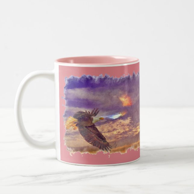 Flying Bald Eagle & Crepuscular Sky Wildlife Art Zweifarbige Tasse (Links)