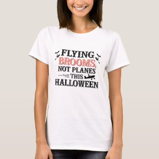 Flying Brooms, nicht Flugzeug an diesem Halloween T-Shirt
