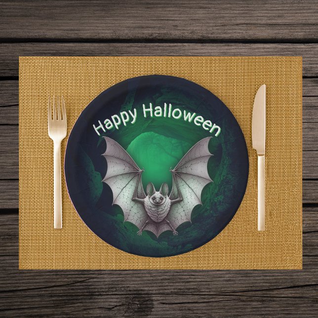 Flying Creepy Gray Bat Misty Glühende grüne Höhle Pappteller (Creepy flying grey bat in misty glowing green cave on Halloween party paper plates.)