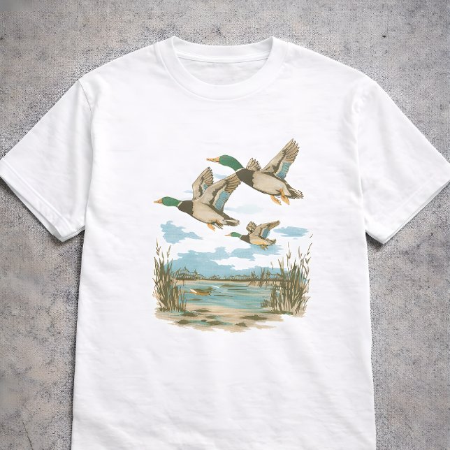 Flying Ducks Wetland Wildlife Nature Hunting Outdo T-Shirt (Von Creator hochgeladen)