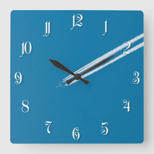 Flying Flugzeug on a blue sky background Quadratische Wanduhr
