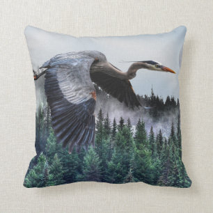 Flying Great Blue Heron & Misty Forest Wildlife Kissen