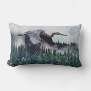 Flying Great Blue Heron & Misty Forest Wildlife Lendenkissen