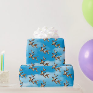 Flying Mallard Encks in Wolken Geschenkpapier