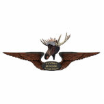 Flying Moose Bush Pilot Wings Fotoskulptur Magnet<br><div class="desc">Pilotenflügel, wie sie von den legendären Flying Moose Aviation in Talkeetna, Alaska getragen werden. Stellt den Kopf eines Elchs mit einem Lederhelm und eine Brille über den Flügeln dar, die Text lesen trägt:"FLYING MOSE AVIATION". Fliegen, Gletscherlandungen, Fracht, Jagd und Angelcharter. Wir fliegen und sagen uns, wohin du will zu gehen....</div>