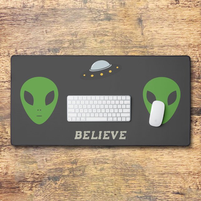 Flying Saucer & Green Alien Desk Mat Schreibtischunterlage (Flying Saucer & Green Alien Desk Mat)
