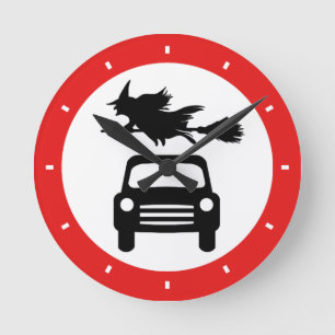 Flying Witch Road Sign Clock Runde Wanduhr
